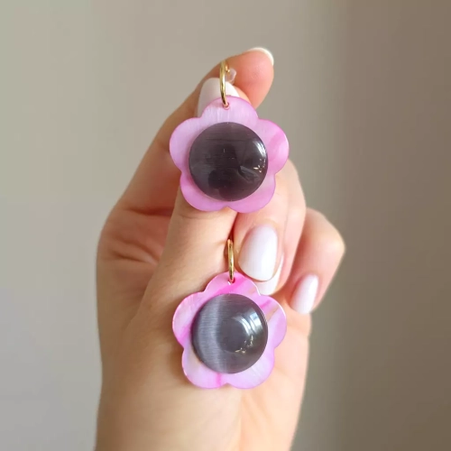 KST793 WEBP Kolczyki wiszące różowe kwiatki i fioletowe kocie oko na złotych mini kółeczkach stal chirurgiczna Magneska.webp