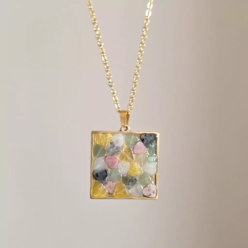 NAW1057 webp Naszyjnik rodonit, larvikit, awenturyn, kwarc lemon i kwarc biały serca w żywicy złoty kwadrat stal chirurgiczna Sparkles unique Magneska 3.webp
