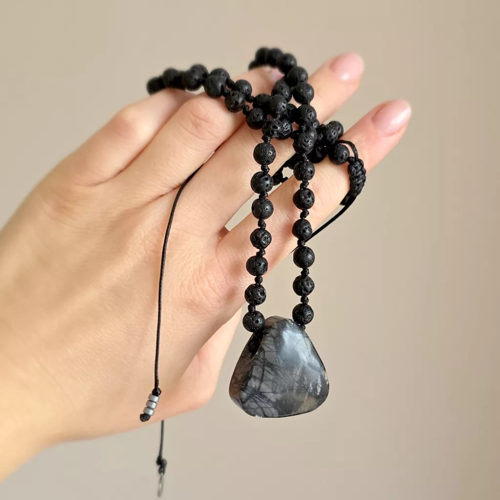 MESNAW056 webp Naszyjnik unisex czarny jaspis żyłkowy i lawa wulkaniczna na czarnym sznurku Magneska biżuteria 5.webp