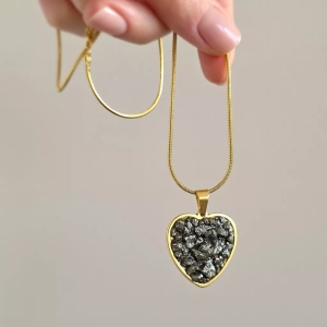 Naszyjnik piryt w żywicy złote serce stal chirurgiczna Sparkles pyrite