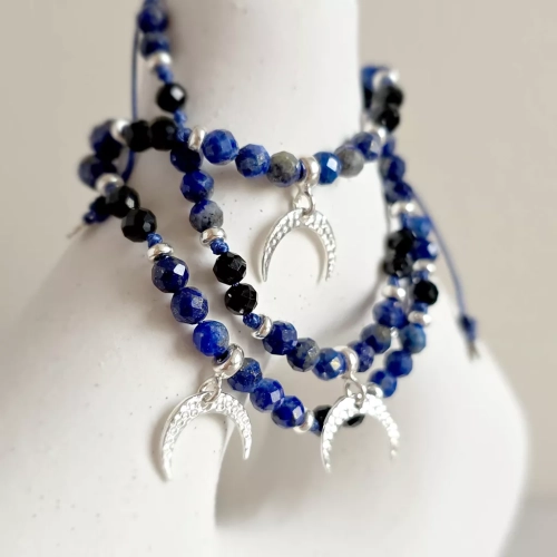 Bransoletka z lapis lazuli i czarnego turmalinu z lunulą ze srebra 925 na czarnym regulowanym sznurku – minimalistyczna biżuteria ochronna z naturalnych kamieni. magneska.mom