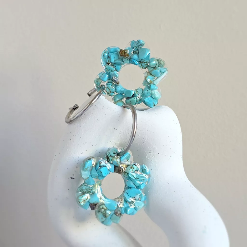 Kolczyki wiszące Sparkles Blue z kwiatkami z barwionego na niebiesko magnezytu na kółeczkach ze stali chirurgicznej – lekkie, kobiece kolczyki handmade. magneska.mom