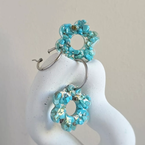 Kolczyki wiszące Sparkles Blue z kwiatkami z barwionego na niebiesko magnezytu na kółeczkach ze stali chirurgicznej – lekkie, kobiece kolczyki handmade. magneska.mom