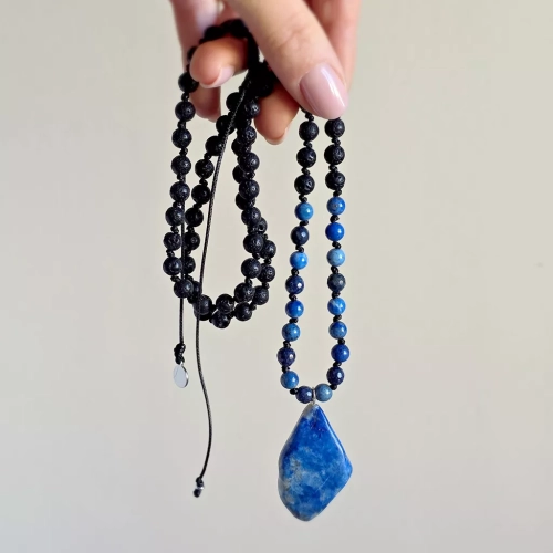 Naszyjnik unisex z lapis lazuli i lawy wulkanicznej na czarnym sznurku – minimalistyczna biżuteria z naturalnych kamieni dla kobiet i mężczyzn. magneska.mom