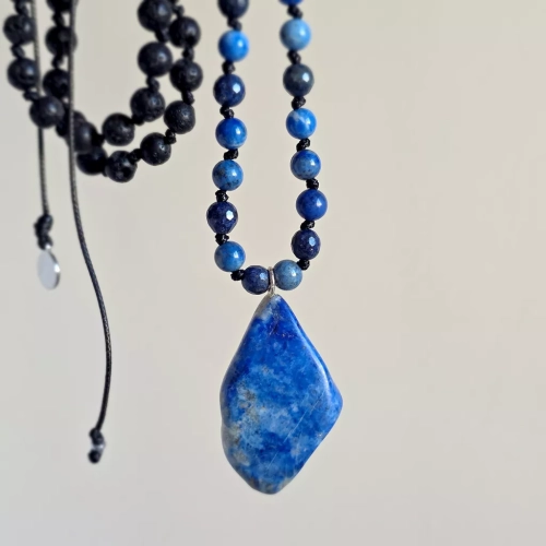 Naszyjnik unisex z lapis lazuli i lawy wulkanicznej na czarnym sznurku – minimalistyczna biżuteria z naturalnych kamieni dla kobiet i mężczyzn. magneska.mom