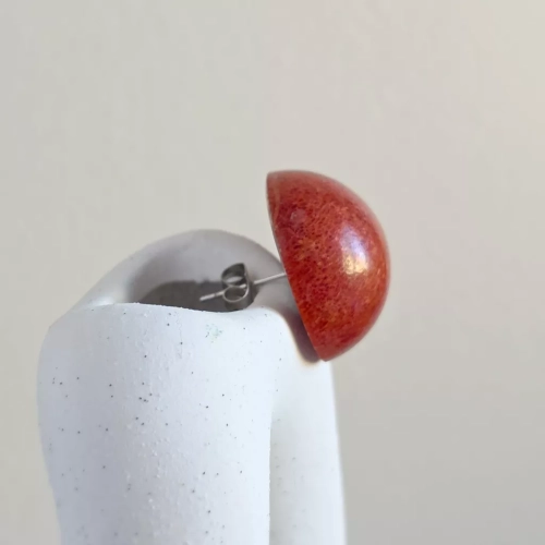 Kolczyki sztyfty z koralem w formie półkul o średnicy 2,5 cm ze stali chirurgicznej – minimalistyczne czerwone kolczyki damskie. magneska.mom