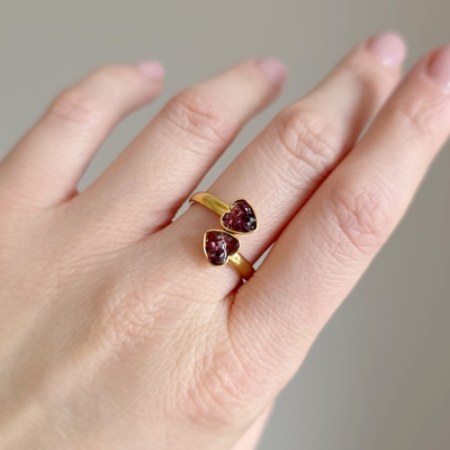 Klasyczny złoty pierścionek z motywem dwóch serc z granatem zatopionym w żywicy – elegancka biżuteria damska. magneska.mom
