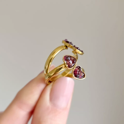 Klasyczny złoty pierścionek z motywem dwóch serc z granatem zatopionym w żywicy – elegancka biżuteria damska. magneska.mom