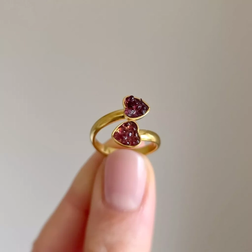 Klasyczny złoty pierścionek z motywem dwóch serc z granatem zatopionym w żywicy – elegancka biżuteria damska. magneska.mom