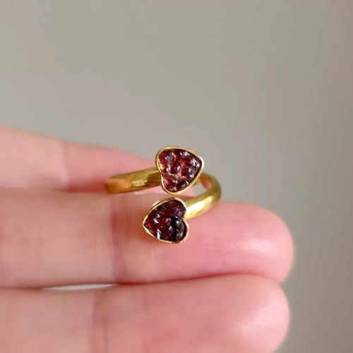 Klasyczny złoty pierścionek z motywem dwóch serc z granatem zatopionym w żywicy – elegancka biżuteria damska. magneska.mom