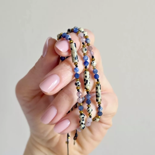 Bransoletka Fullness of Open Heart z jaspisu dalmatyńskiego, sodalitu, kwarcu różowego i hematytu na czarnym regulowanym sznurku – biżuteria z naturalnych kamieni. magneska.mom