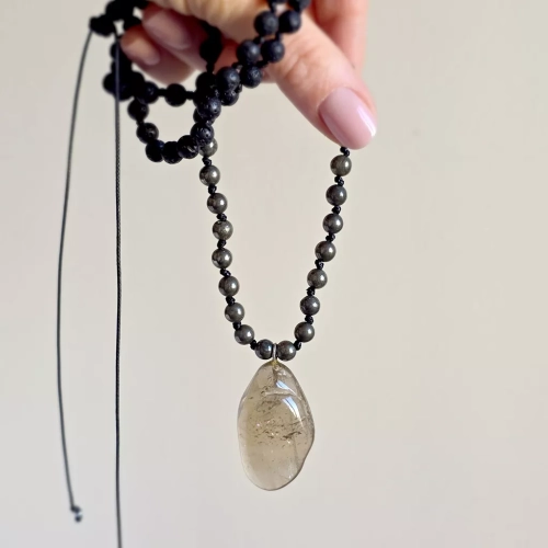 Naszyjnik unisex z kwarcu dymnego, pirytu i lawy wulkanicznej na czarnym sznurku – minimalistyczna biżuteria z naturalnych kamieni. magneska.mom