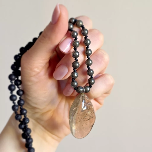 Naszyjnik unisex z kwarcu dymnego, pirytu i lawy wulkanicznej na czarnym sznurku – minimalistyczna biżuteria z naturalnych kamieni. magneska.mom