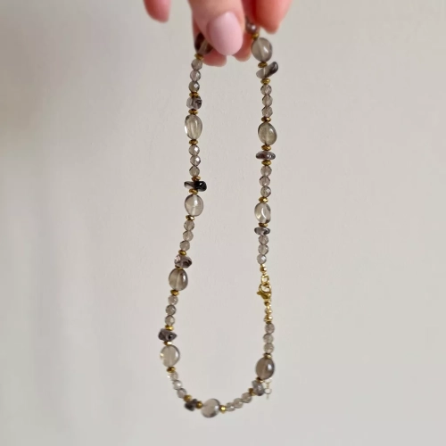 Unikatowy naszyjnik choker z nieregularnego kwarcu dymnego i hematytu – ręcznie wykonana biżuteria z naturalnych kamieni. magneska.mom