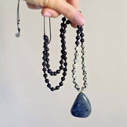 Naszyjnik unisex z dumortierytu, jaspisu dalmatyńskiego i lawy wulkanicznej na czarnym sznurku – minimalistyczna biżuteria z naturalnych kamieni. magneska.mom