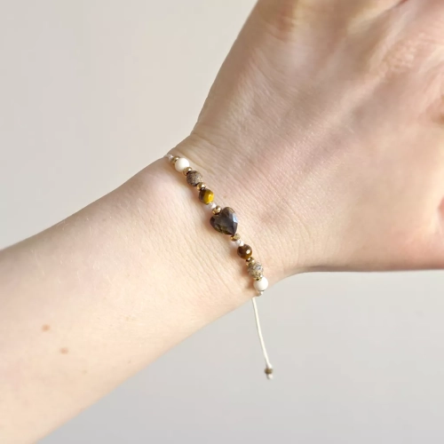Bransoletka z tygrysiego oka, jaspisu pejzażowego, kamienia rzecznego i hematytu na beżowym sznurku z sercem – naturalna biżuteria handmade. magneska.mom
