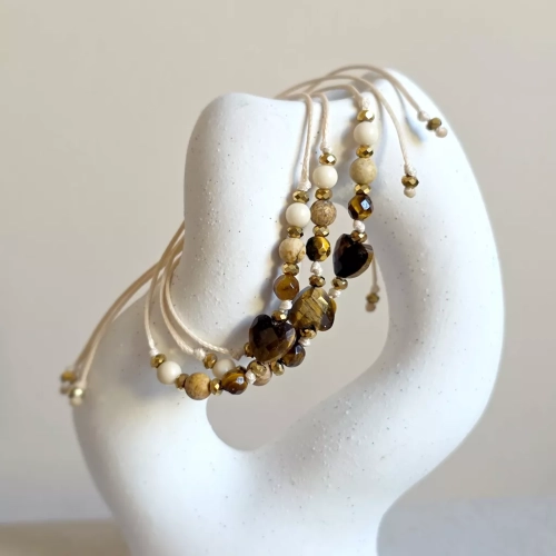 Bransoletka z tygrysiego oka, jaspisu pejzażowego, kamienia rzecznego i hematytu na beżowym sznurku z sercem – naturalna biżuteria handmade. magneska.mom