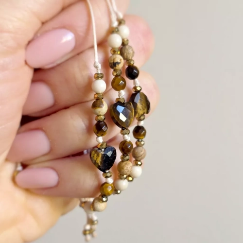 Bransoletka z tygrysiego oka, jaspisu pejzażowego, kamienia rzecznego i hematytu na beżowym sznurku z sercem – naturalna biżuteria handmade. magneska.mom