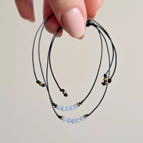 Minimalistyczna bransoletka z angelitu (3 mm) i hematytu na czarnym sznurku – delikatna biżuteria z naturalnych kamieni magneska.mom.