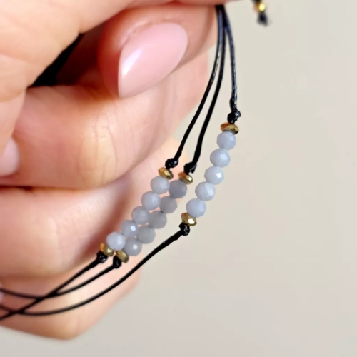 Minimalistyczna bransoletka z angelitu (3 mm) i hematytu na czarnym sznurku – delikatna biżuteria z naturalnych kamieni magneska.mom.