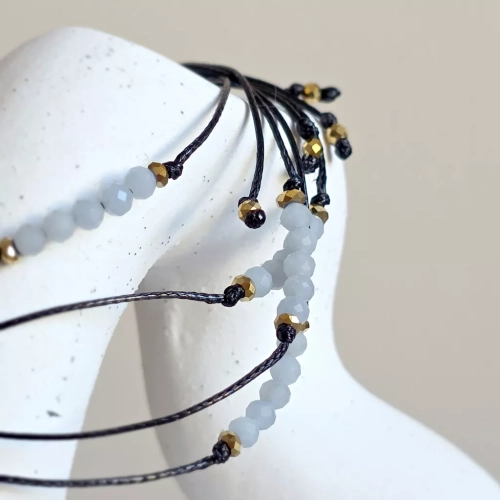 Minimalistyczna bransoletka z angelitu (3 mm) i hematytu na czarnym sznurku – delikatna biżuteria z naturalnych kamieni magneska.mom.