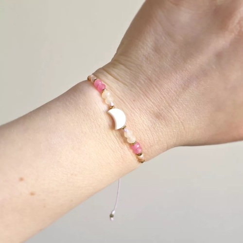 Bransoletka z masy perłowej, agatu, kamienia słonecznego i hematytu na różowym sznurku z koralikiem księżyc z masy perłowej – delikatna biżuteria magneska.mom.