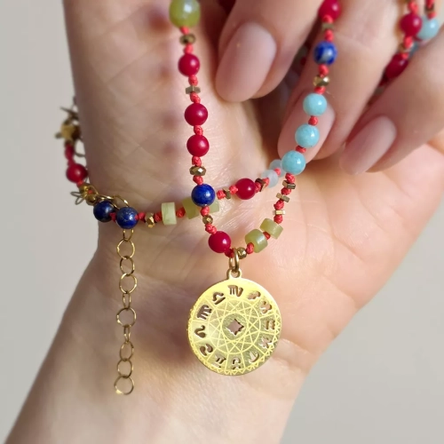 Unikatowy naszyjnik supełkowany z lapis lazuli (trójkąty), jadeitu, koralu, amazonitu i złotego hematytu na czerwonym sznurku z zawieszką koło zodiakalne – biżuteria z naturalnych kamieni magneska.mom
