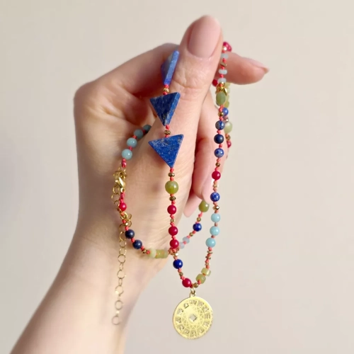 Unikatowy naszyjnik supełkowany z lapis lazuli (trójkąty), jadeitu, koralu, amazonitu i złotego hematytu na czerwonym sznurku z zawieszką koło zodiakalne – biżuteria z naturalnych kamieni magneska.mom