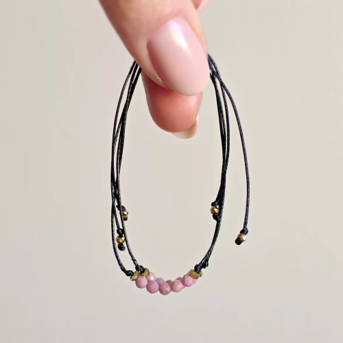 Minimalistyczna bransoletka z rodonitu (3,5 mm) i złotego hematytu na czarnym sznurku – delikatna biżuteria z naturalnych kamieni magneska.mom
