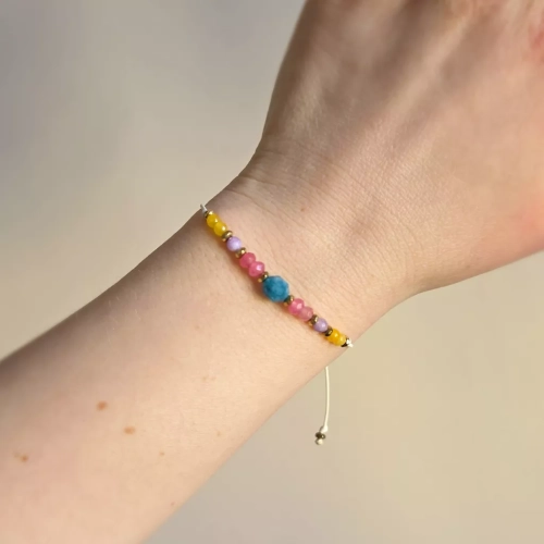 Minimalistyczna bransoletka z apatytem, kolorowymi agatami i złotym hematytem na kremowym sznurku, ręcznie tworzona biżuteria z kamieni naturalnych magneska.mom