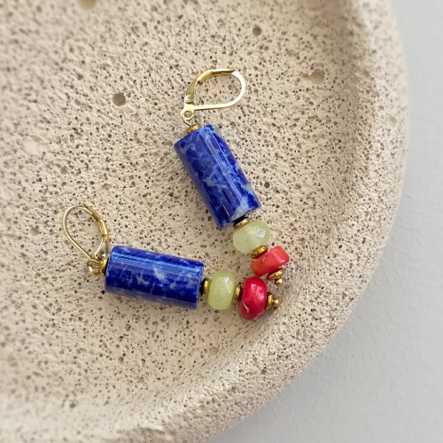 Kolczyki wiszące unikaty z lapis lazuli, jadeitu, koralu i hematytu na złotej stali chirurgicznej – ręcznie tworzona biżuteria naturalna magneska.mom