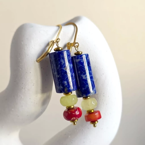 Kolczyki wiszące unikaty z lapis lazuli, jadeitu, koralu i hematytu na złotej stali chirurgicznej – ręcznie tworzona biżuteria naturalna magneska.mom