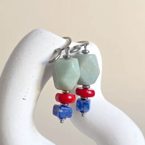 Kolczyki wiszące unikaty z amazonitem, koralem, lapis lazuli i hematytem na stali chirurgicznej – ręcznie tworzona biżuteria z kamieni naturalnych magneska.mom