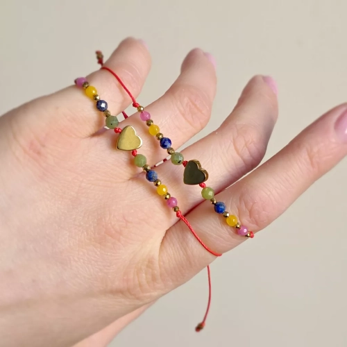 Bransoletka z hematytem, nefrytem, lapis lazuli i kolorowymi agatami na czerwonym sznurku z serduszkiem, ręcznie tworzona biżuteria z kamieni naturalnych magneska.mom
