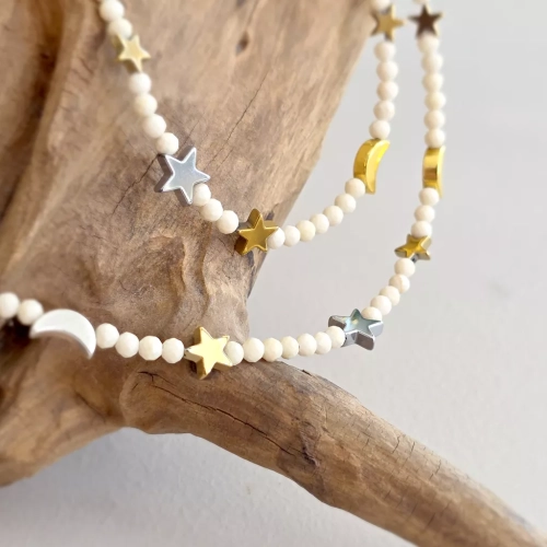 Naszyjnik unikat choker z kamienia rzecznego i hematytu z zawieszkami gwiazd i księżyców, ręcznie tworzona biżuteria dostępna w sklepie magneska.mom