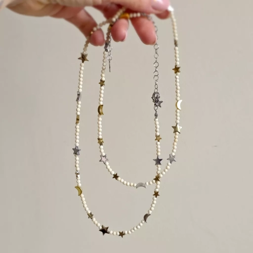 Naszyjnik unikat choker z kamienia rzecznego i hematytu z zawieszkami gwiazd i księżyców, ręcznie tworzona biżuteria dostępna w sklepie magneska.mom