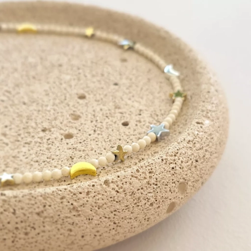 Naszyjnik unikat choker z kamienia rzecznego i hematytu z zawieszkami gwiazd i księżyców, ręcznie tworzona biżuteria dostępna w sklepie magneska.mom