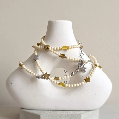 Naszyjnik unikat choker z kamienia rzecznego i hematytu z zawieszkami gwiazd i księżyców, ręcznie tworzona biżuteria dostępna w sklepie magneska.mom
