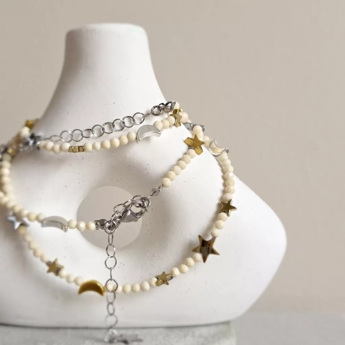Naszyjnik unikat choker z kamienia rzecznego i hematytu z zawieszkami gwiazd i księżyców, ręcznie tworzona biżuteria dostępna w sklepie magneska.mom