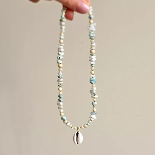 Naszyjnik unikat choker z hemimorfitem, kamieniem rzecznym, perłą, białym jadeitem i hematytem z zawieszką muszelką kauri – ręcznie tworzona biżuteria od magneska.mom