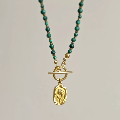 Naszyjnik choker z malachitu i hematytu z ozdobną zawieszką tulipan, ręcznie tworzona biżuteria z kamieni naturalnych dostępna w magneska.mom.