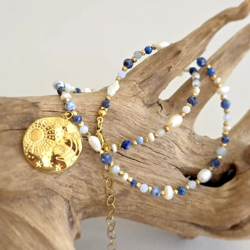 Naszyjnik choker z pereł, sodalitu, angelitu, lapisu lazuli, niebieskiego agatu i hematytu z zawieszką medalion słońce i księżyc, ręcznie tworzona biżuteria z kamieni naturalnych od magneska.mom.