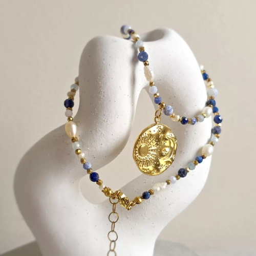 Naszyjnik choker z pereł, sodalitu, angelitu, lapisu lazuli, niebieskiego agatu i hematytu z zawieszką medalion słońce i księżyc, ręcznie tworzona biżuteria z kamieni naturalnych od magneska.mom.