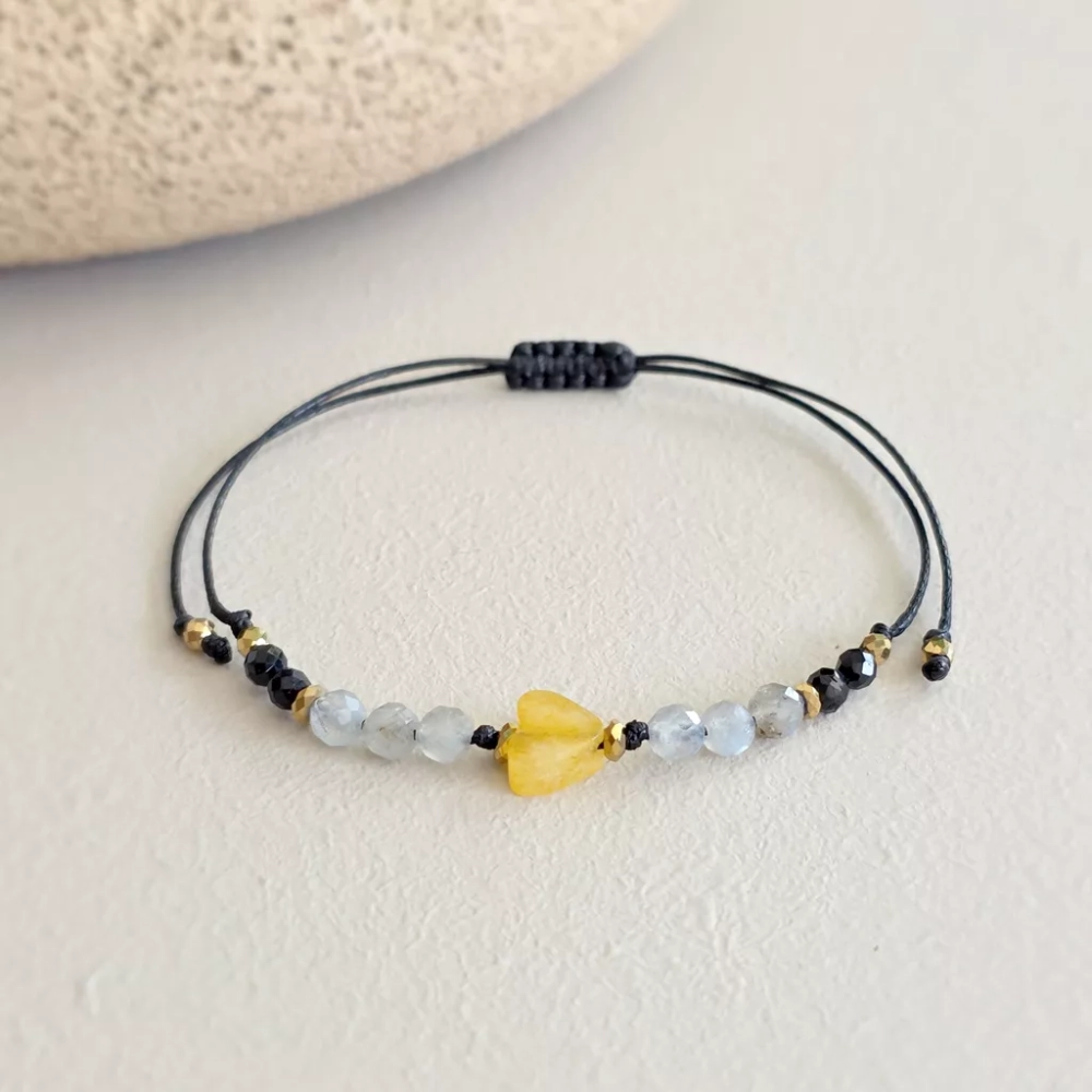 Bransoletka z kwarcem lemon w kształcie serduszka, labradorytem, czarnym turmalinem i hematytem na czarnym sznurku, ręcznie tworzona biżuteria z kamieni naturalnych w sklepie magneska.mom