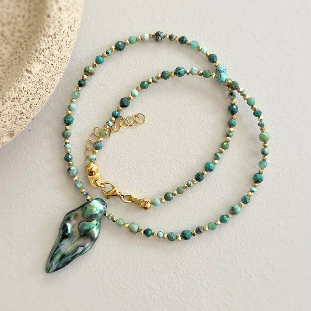 Naszyjnik choker z macicą perłową, malachitem, turkusem, chryzokolą, szmaragdem i hematytem, ręcznie tworzona biżuteria z kamieni naturalnych dostępna w sklepie magneska.mom