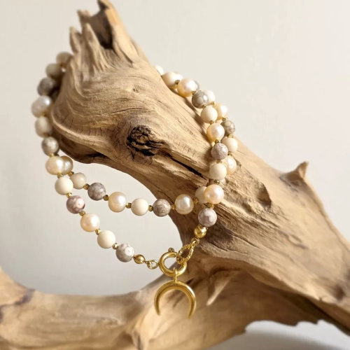 Naszyjnik choker z pereł, agatu oceanicznego, kamienia rzecznego i hematytu z zawieszką lunula, ręcznie tworzona biżuteria z kamieni naturalnych dostępna w sklepie magneska.mom