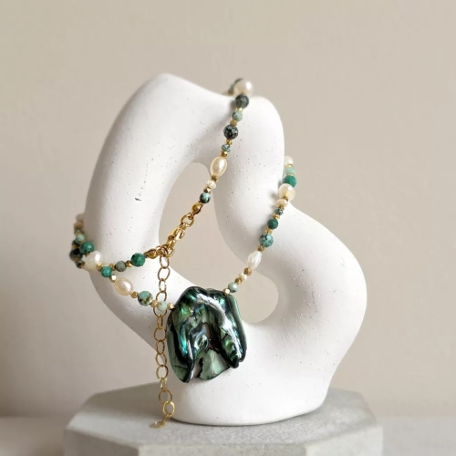 Naszyjnik choker z macicą perłową, malachitem, turkusem, perłami i hematytem w złotych detalach, ręcznie tworzona biżuteria naturalna magneska.mom