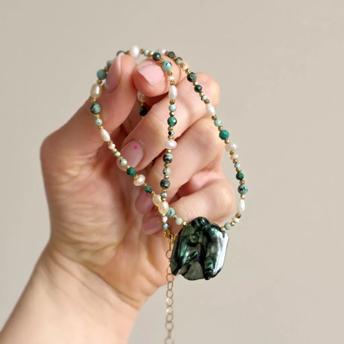 Naszyjnik choker z macicą perłową, malachitem, turkusem, perłami i hematytem w złotych detalach, ręcznie tworzona biżuteria naturalna magneska.mom
