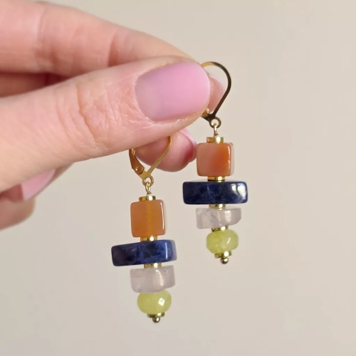 Kolczyki wiszące unikaty z karneolem, sodalitem, kwarcem różowym, jadeitem i hematytem na biglach ze stali chirurgicznej, ręcznie tworzona biżuteria Magneska, magneska.mom