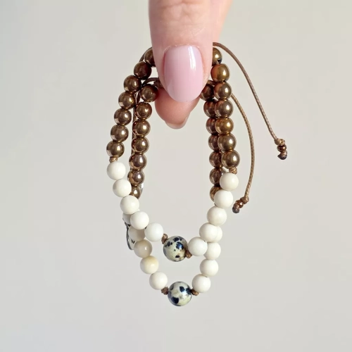 Pebbles męska bransoletka z jaspisem dalmatyńskim, kamieniem rzecznym i hematytem na brązowym sznurku – ręcznie tworzona biżuteria z kamieni naturalnych magneska.mom